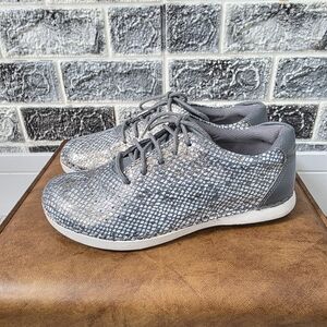 Alegria by PG Lite Women's Gray/SILVER Snakeskin Pattern Sneakers Size 6